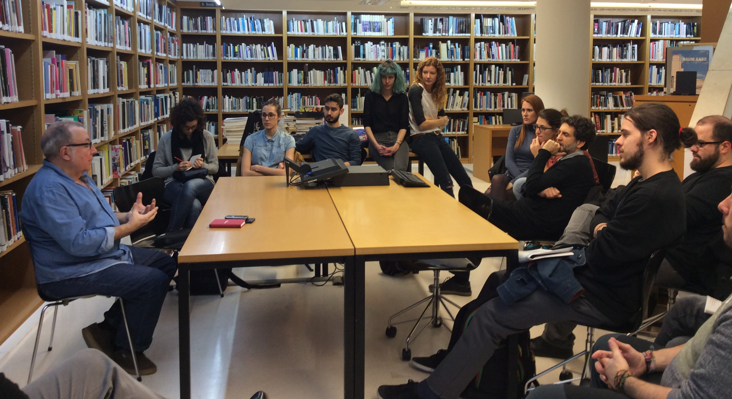 El máster de gráfico visita el servicio de publicaciones del IVAM